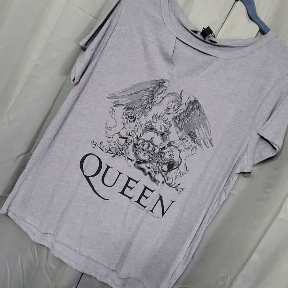 Queen cut out tee